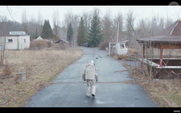 Image extraite du clip "Stars" de Mark Owen, mai 2013.