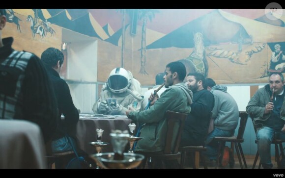 Image extraite du clip "Stars" de Mark Owen, mai 2013.