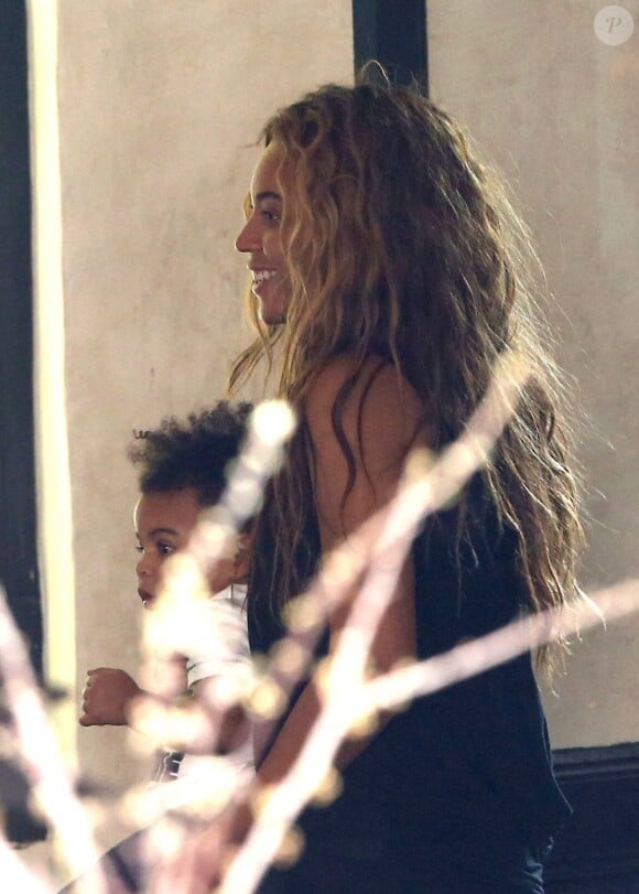 Beyoncé Knowles et sa fille Blue Ivy au restaurant Septime à Paris, le 25 avril 2013.