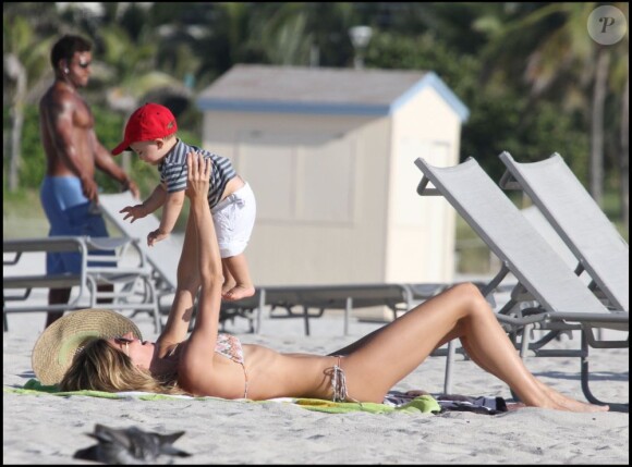Exclusif - Gisele Bündchen et son fils Benjamin sur une plage de Miami, le 11 octobre 2010.
