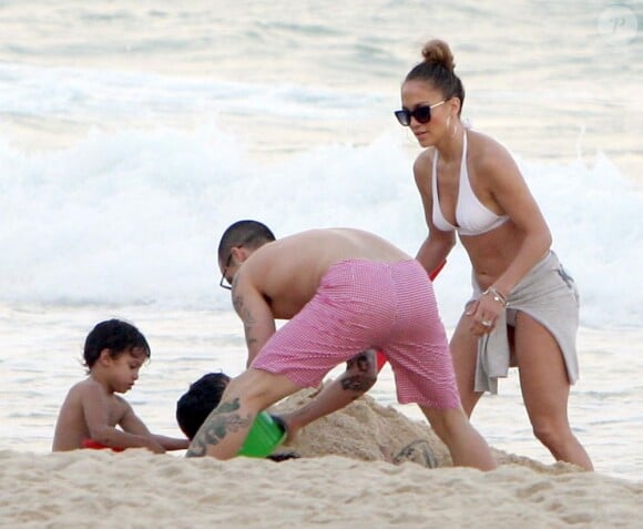 Jennifer Lopez avec ses jumeaux Max et Emme à Rio de Janeiro, le 26 juin 2012.