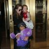 Angelina Jolie avec deux de ses enfants Pax et Shiloh à New York, le 5 avril 2013.