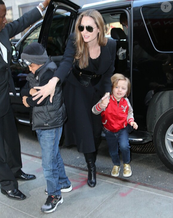Angelina Jolie et deux de ses enfants Pax et Shiloh à New York le 5 avril 2013.
