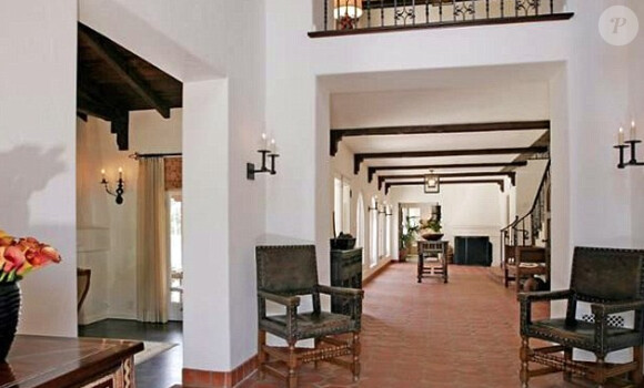 L'acteur américain Kelsey Grammer a vendu sa très jolie maison de Beverly Hills, pour la somme de 6,7 millions de dollars.