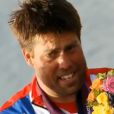 Andrew Simpson est mort à l'âge de 36 ans suite au chavirage de son bateau du team Artemis Racing à San Francisco le 9 mai 2013 dans le cadre de la Coupe de l'America