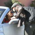 Kellan Lutz et sa petite amie Sharni Vinson dans les rues de Santa Monica, le 13 novembre 2012.