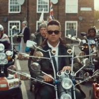 Robbie Williams : Motard loufoque et décalé dans 'Goin' Crazy', son nouveau clip