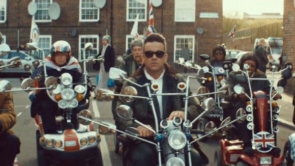 Robbie Williams : Motard loufoque et décalé dans 'Goin' Crazy', son nouveau clip