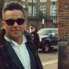 Robbie Williams, motard loufoque, dans Goin' Crazy, son nouveau clip en duo avec Dizzee Rascal.