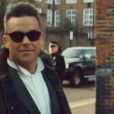 Robbie Williams, motard loufoque, dans Goin' Crazy, son nouveau clip en duo avec Dizzee Rascal.