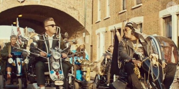 Robbie Williams motard décalé dans Goin' Crazy, son nouveau clip en duo avec Dizzee Rascal, dévoilé le 10 mai 2013.