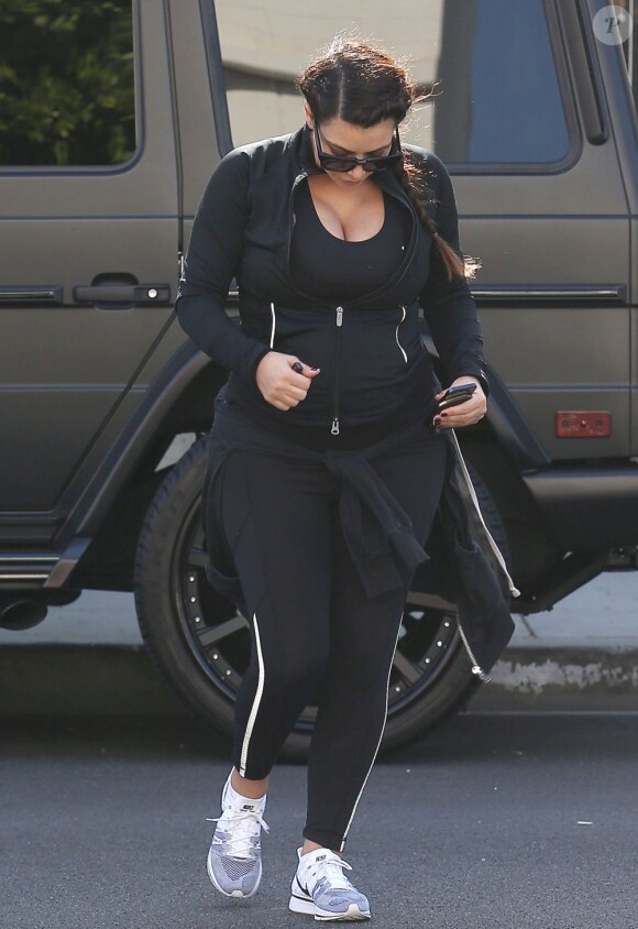 Kim Kardashian, enceinte, sort de son cours de sport avec son amie Brittny Gastineau à Los Angeles, le 11 mai 2013