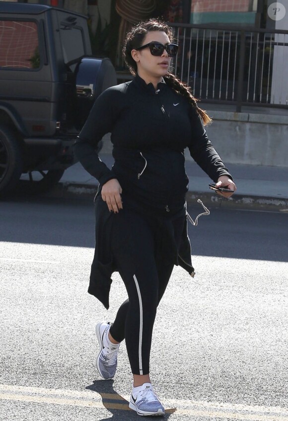 Kim Kardashian, enceinte, sort de son cours de sport avec son amie Brittny Gastineau à Los Angeles, le 11 mai 2013