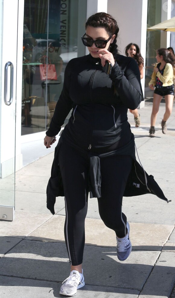Kim Kardashian, enceinte, sort de son cours de sport avec son amie Brittny Gastineau à Los Angeles, le 11 mai 2013