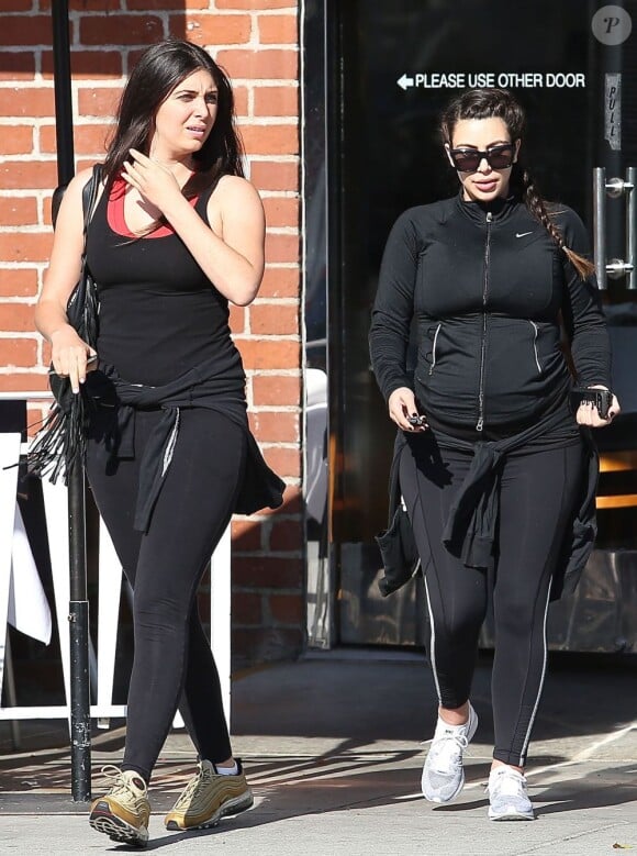 Kim Kardashian, enceinte, sort de son cours de sport avec son amie Brittny Gastineau à Los Angeles, le 11 mai 2013