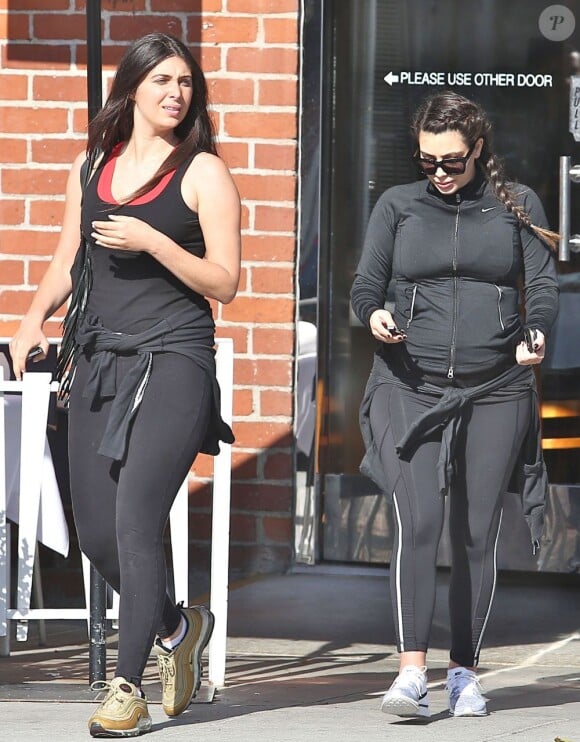 Kim Kardashian, très enceinte, sort de son cours de sport avec son amie Brittny Gastineau à Los Angeles, le 11 mai 2013