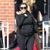 Kim Kardashian, enceinte, sort de son cours de sport avec son amie Brittny Gastineau à Los Angeles, le 11 mai 2013
