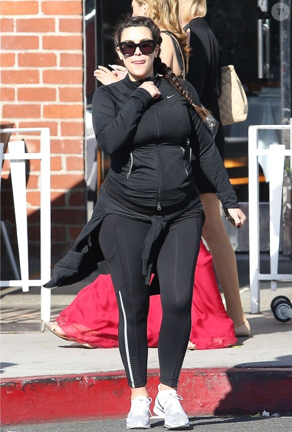 Kim Kardashian, enceinte, sort de son cours de sport avec son amie Brittny Gastineau à Los Angeles, le 11 mai 2013