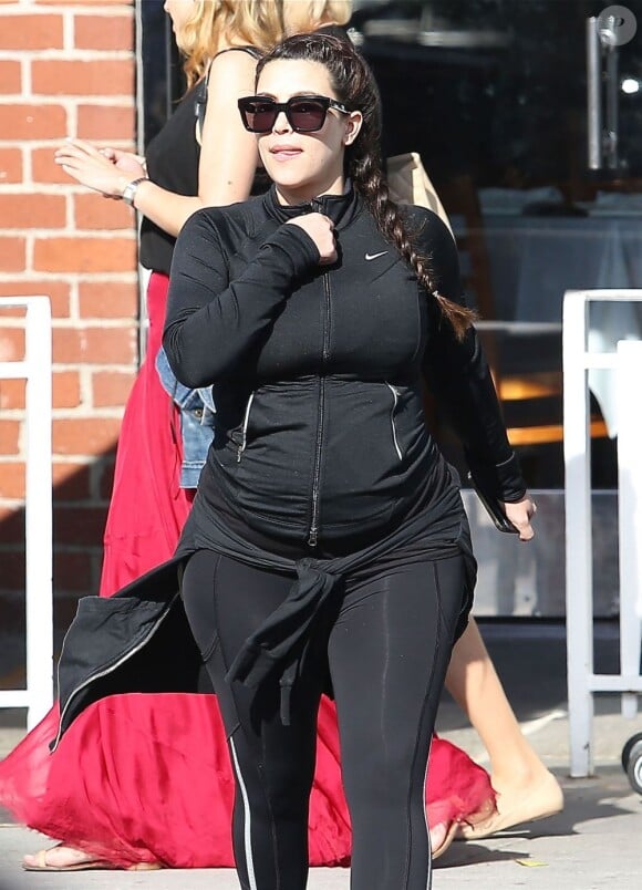 Kim Kardashian, enceinte, sort de son cours de sport dans sa tenue noire avec son amie Brittny Gastineau à Los Angeles, le 11 mai 2013