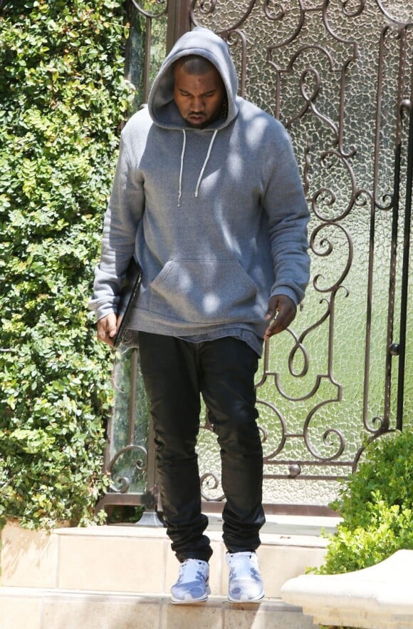 Kayne West quitte la maison de Kim Kardashian, à Los Angeles, le 11 mai 2013