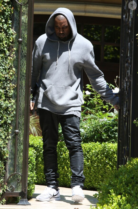 Le rappeur Kayne West quitte la maison de Kim Kardashian, à Los Angeles, le 11 mai 2013