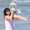 Selma Blair et son fils Arthur se sont amusés comme des fous à la plage, à Malibu, à l'occasion de la fête des mères, le 12 mai 2013.