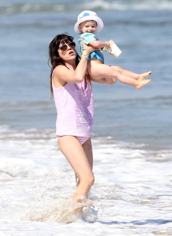 Selma Blair et son fils Arthur se sont amusés comme des fous à la plage, à Malibu, à l'occasion de la fête des mères, le 12 mai 2013.