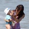 Selma Blair et son jeune fils Arthur se sont amusés comme des fous à la plage, à Malibu, à l'occasion de la fête des mères, le 12 mai 2013.