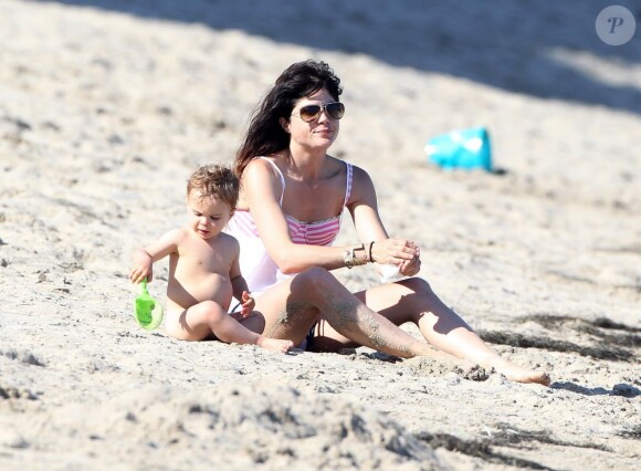 La jolie Selma Blair et son fils Arthur se sont amusés comme des fous à la plage, à Malibu, à l'occasion de la fête des mères, le 12 mai 2013.