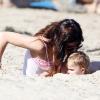 L'actrice Selma Blair et son fils Arthur se sont amusés comme des fous à la plage, à Malibu, à l'occasion de la fête des mères, le 12 mai 2013.