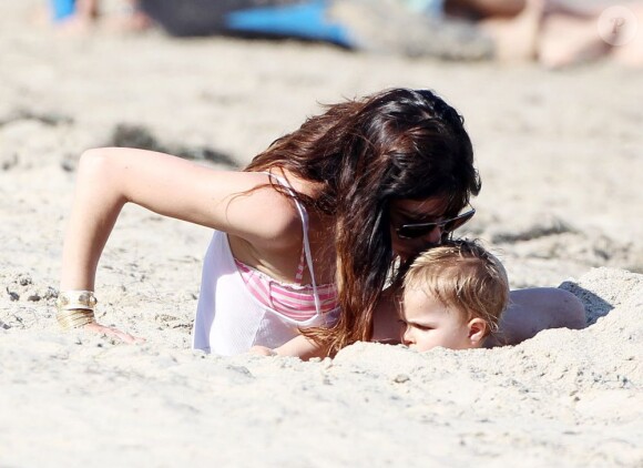 L'actrice Selma Blair et son fils Arthur se sont amusés comme des fous à la plage, à Malibu, à l'occasion de la fête des mères, le 12 mai 2013.