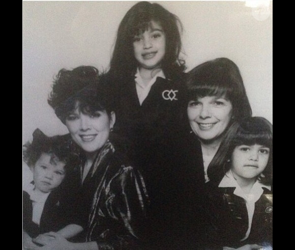 Kim Kardashian postait ce dimanche 12 mais cette photo d'elle avec ses soeurs Kourtney (en bas à droite), Khloé (en bas à gauche), leur mère Kris Jenner (à gauche) et grand-mère Mary Jo (à droite).
