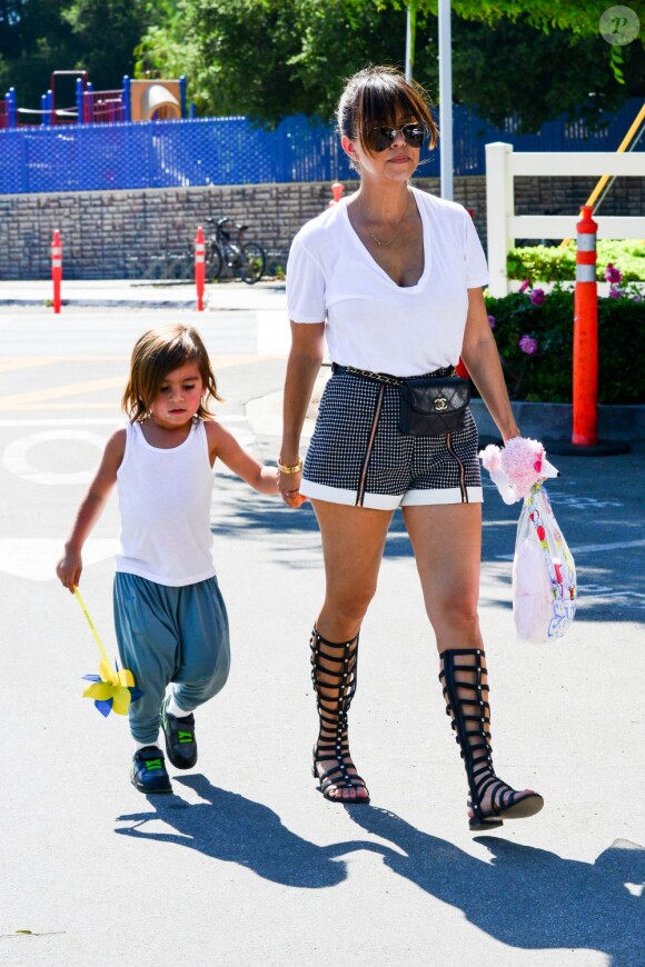 Kourtney Kardashian et son fils Mason à Calabasas, le 11 mai 2013.