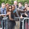 Eva Longoria quitte l'hôtel Four Seasons George V et se rend sur le plateau de l'émission de Laurence Ferrari 'Le Grand 8' en direct sur la chaîne Direct 8 à Paris le 13 mai 2013.