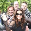 Eva Longoria quitte l'hôtel Four Seasons George V et se rend sur le plateau de l'émission de Laurence Ferrari 'Le Grand 8' en direct sur la chaîne Direct 8 à Paris le 13 mai 2013. Elle n'oublie pas de saluer ses fans