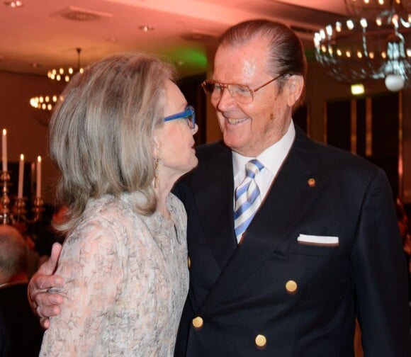 Sir Roger Moore et sa femme Kristina lors d'un dîner à Berlin, le 12 mai 2013.