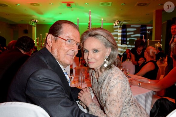 Sir Roger Moore et son épouse Kristina lors d'un dîner à Berlin, le 12 mai 2013.