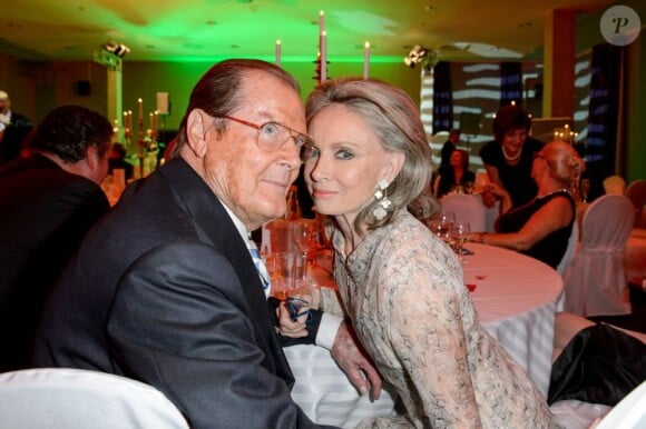 Roger Moore et sa femme Kristina lors d'un dîner à Berlin, le 12 mai 2013.