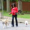 Jenna Dewan-Tatum promène ses chiens dans les rues de Londres, le 13 mai 2013.