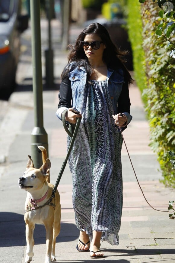 Jenna Dewan-Tatum, enceinte, promène ses chiens à Londres, le 1er mai 2013.