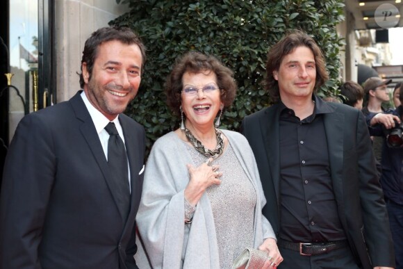 Bernard Montiel, Claudia Cardinale et le sculpteur Richard Orlinski à la 4eme édition du Global Gift Gala au George-V à Paris, le 13 mai 2013.