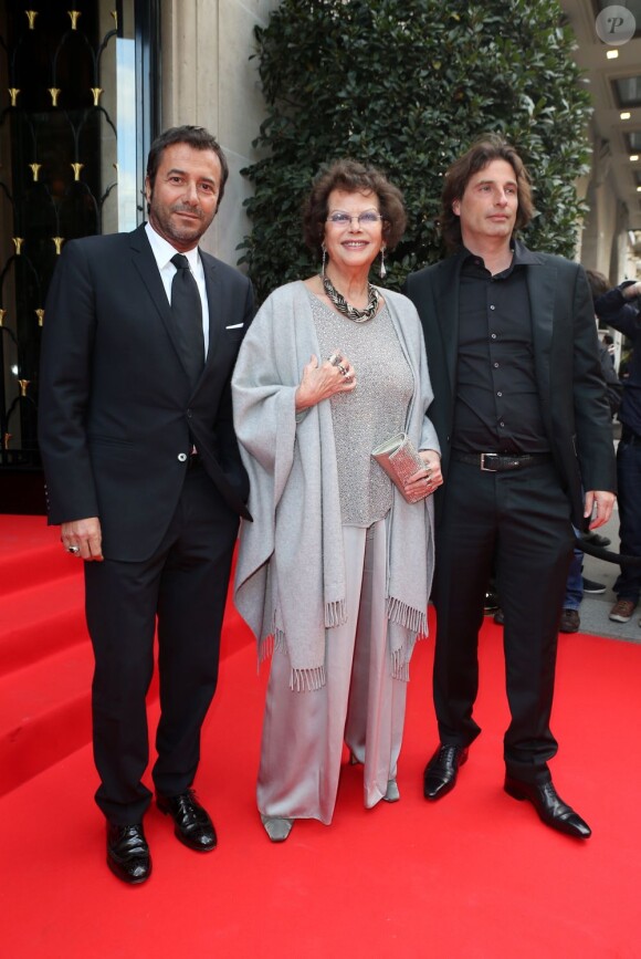 Bernard Montiel, Claudia Cardinale et le sculpteur Richard Orlinski à la 4eme édition du Global Gift Gala au George-V à Paris, le 13 mai 2013.