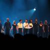 Alex Beaupain entouré de ses musiciens et de ses partenaires féminines comme sur la scène de l'Olympia à Paris, le 13 mai 2013.