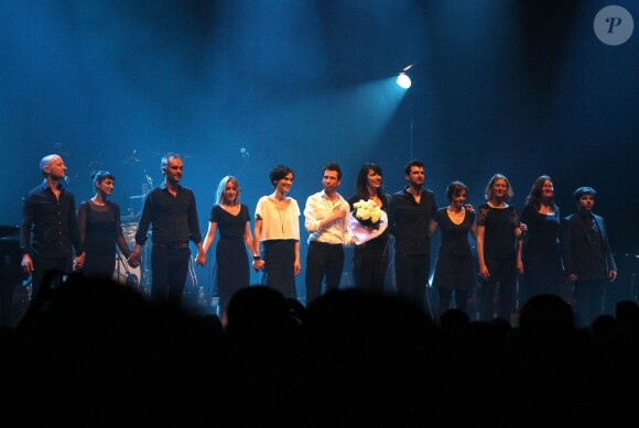 Alex Beaupain entouré de ses musiciens et de ses partenaires féminines comme sur la scène de l'Olympia à Paris, le 13 mai 2013.