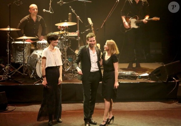 Alex Beaupain entouré de Clotilde Hesme et Ludivine Sagnier sur la scène de l'Olympia à Paris, le 13 mai 2013.