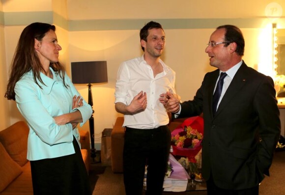Exclusif : François Hollande félicite Alex Beaupain dans sa loge après son concert à l'Olympia en présence d'Aurélie Filippetti, ministre de la culture, le 13 mai 2013.