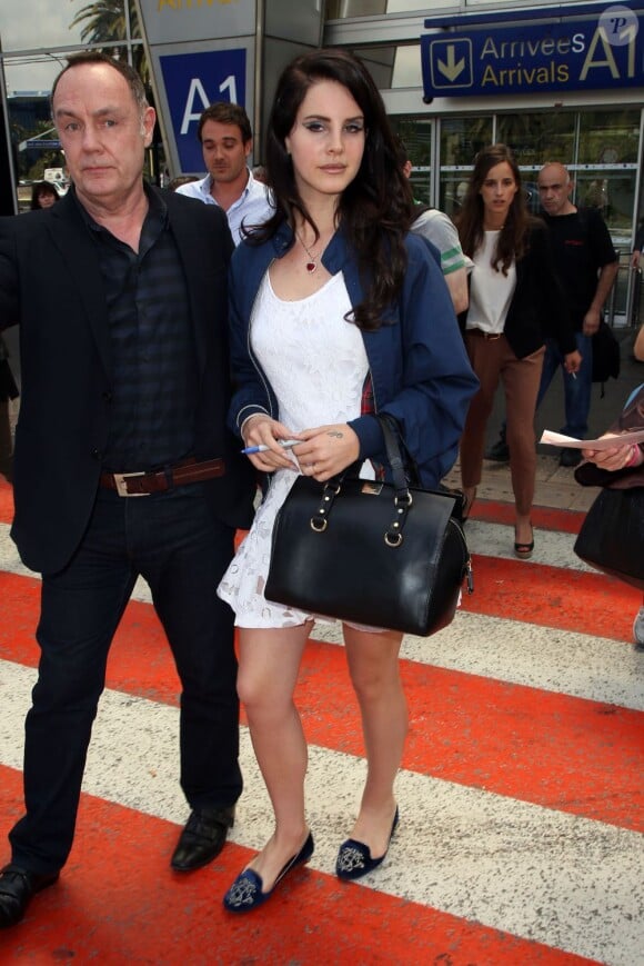 Lana Del Rey arrive à l'aéroport de Nice pour le 66e Festival de Cannes, le 14 mai 2013.