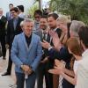 Baz Luhrmann arrive, applaudi, par son casting photocall de Gatsby le Magnifique au 66e Festival International du Film de Cannes le 15 mai 2013.