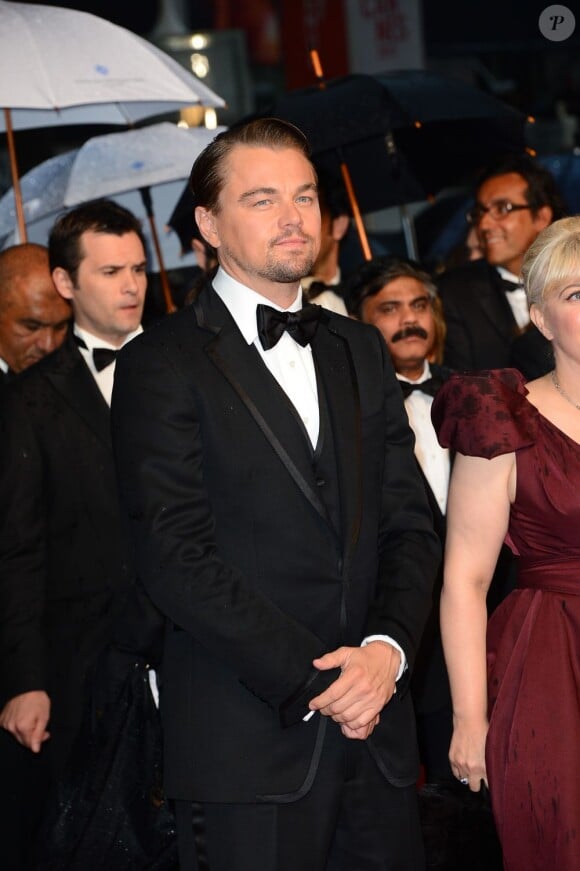 Leonardo DiCaprio pendant la montée des marches de Gatsby le Magnifique en cérémonie d'ouverture du Festival de Cannes, le 15 mai 2013.