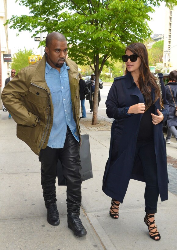 Kim Kardashian et Kanye West se promènent à New York, le 6 mai 2013.